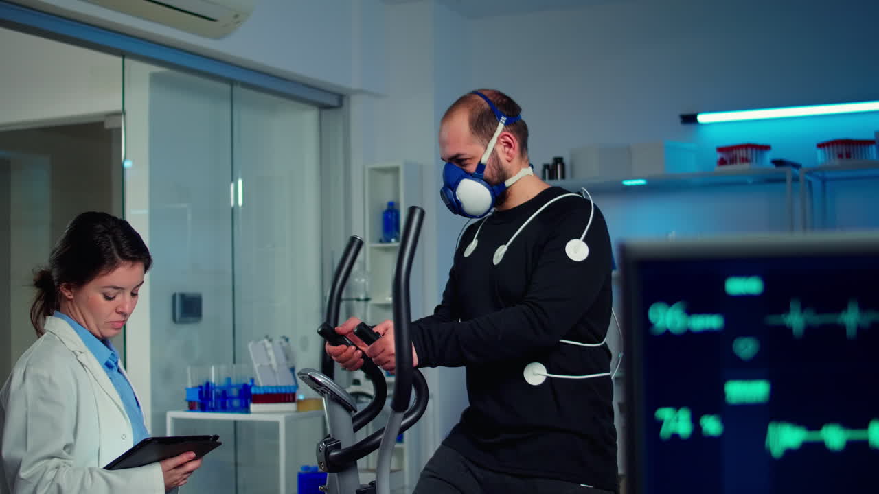 supervisor de salud aumentando el nivel de ejercicios midiendo la resistencia muscular