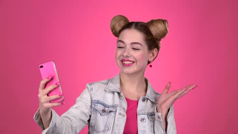 una mujer joven tomando una selfie.