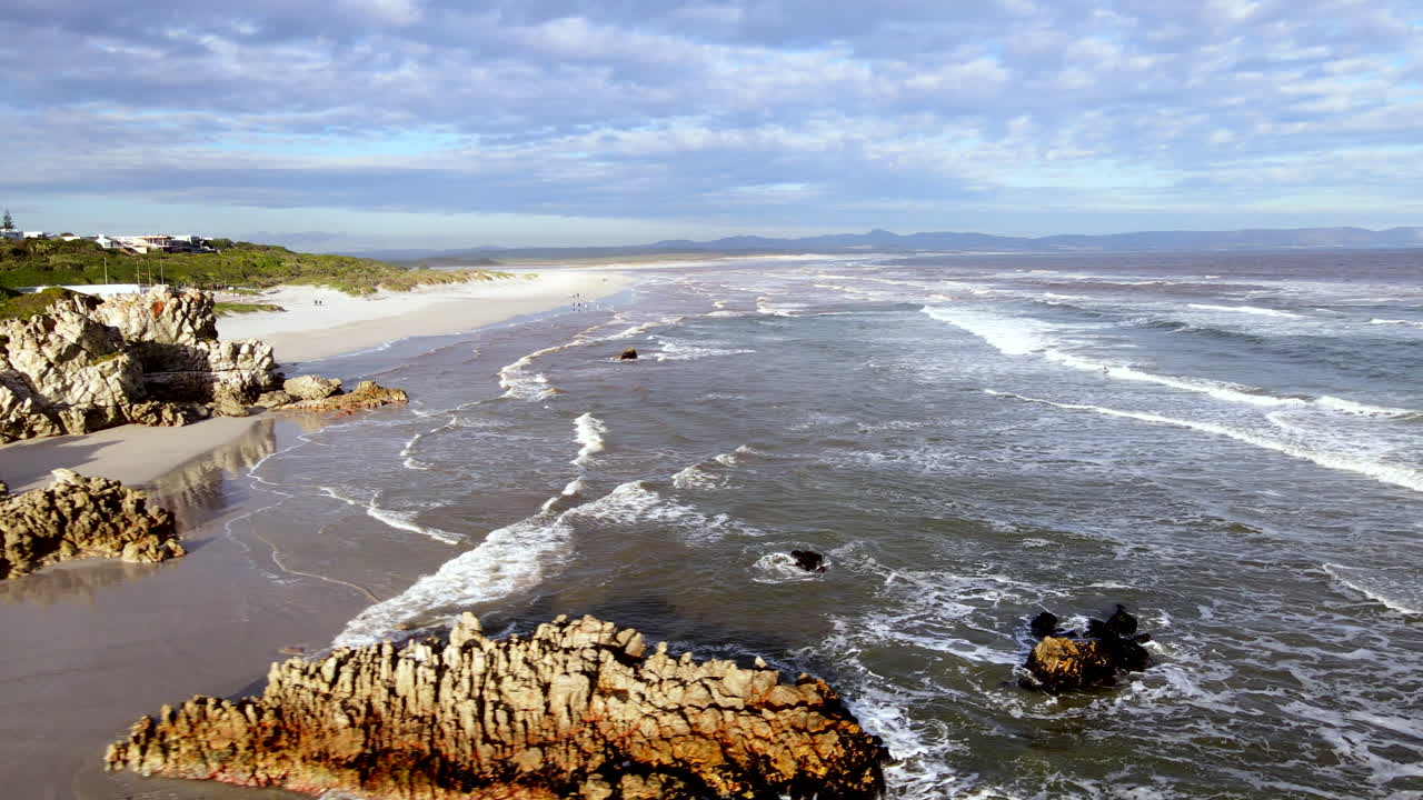 Grotto Blue Flag-stranden med klippor och sand i Hermanus, naturskön plats