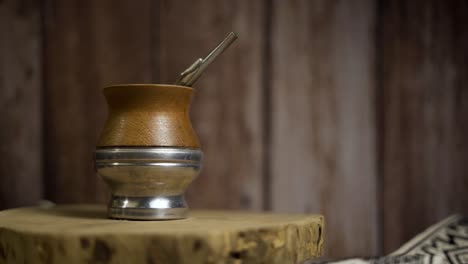 close up of mate rotating on a piece of trunk