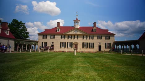 vista del frente de la mansión en mount o mt vernon también conocida como la histórica casa de george washington