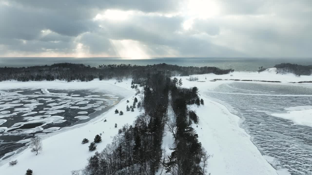 Sisämaantie kahden jäätyneen järven välissä lähellä Michiganjärven rantoja.