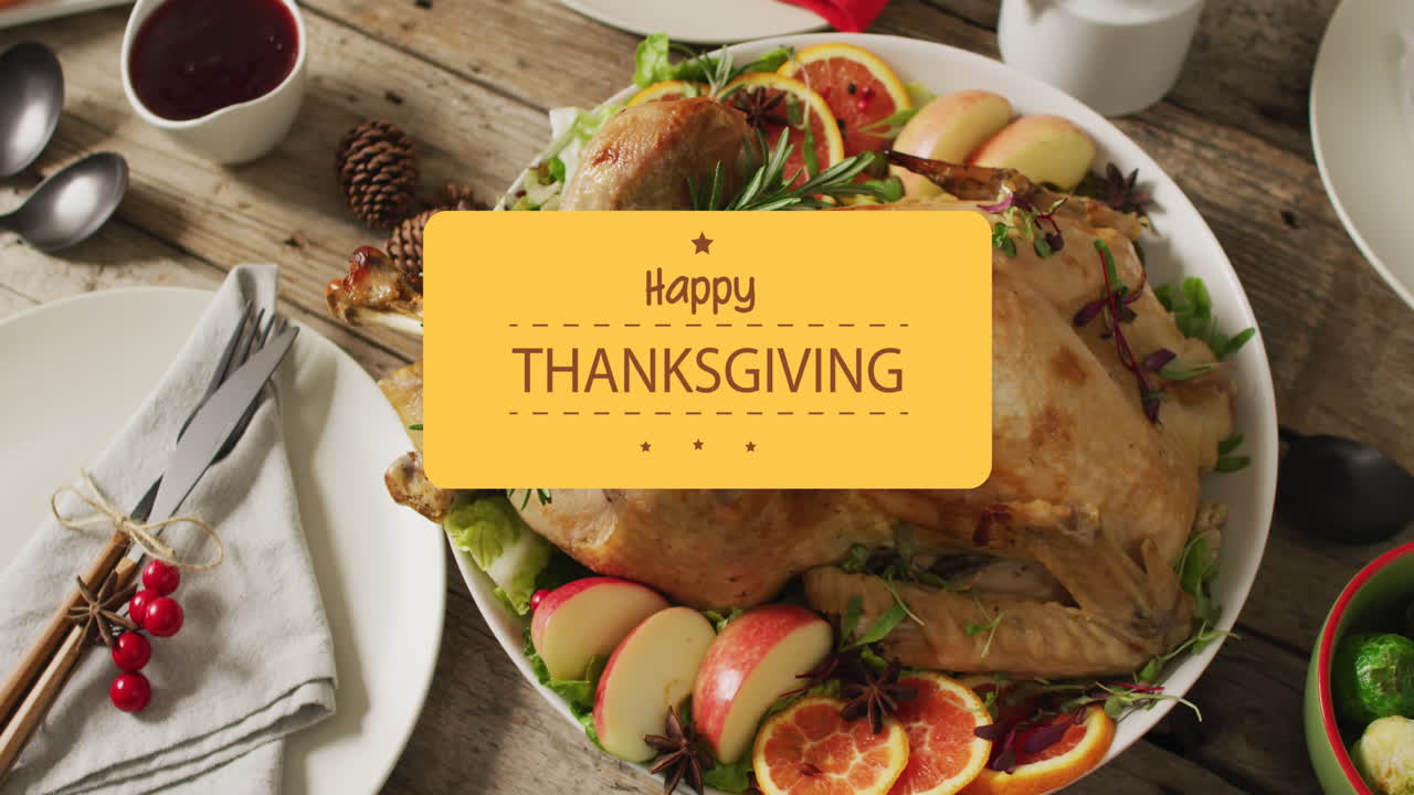Animazione del testo "Happy Thanksgiving" su posate e cena su sfondo di legno.