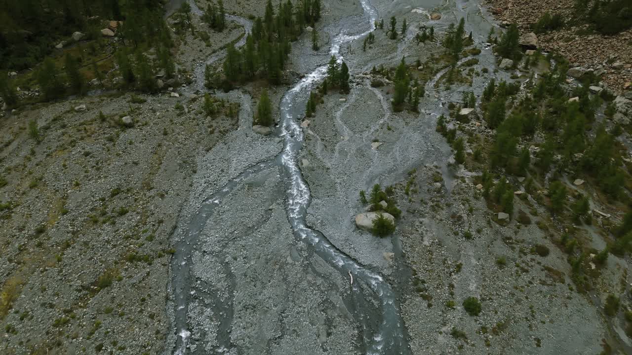 espectacular vista aérea de un río de montaña en el alpe ventina, italia, inclinado hacia arriba revela