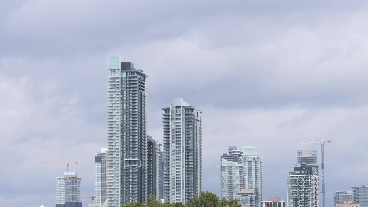 Arranha-céus modernos com fundo de céu nublado em Vancouver, Canadá, horizonte panorâmico de fundo