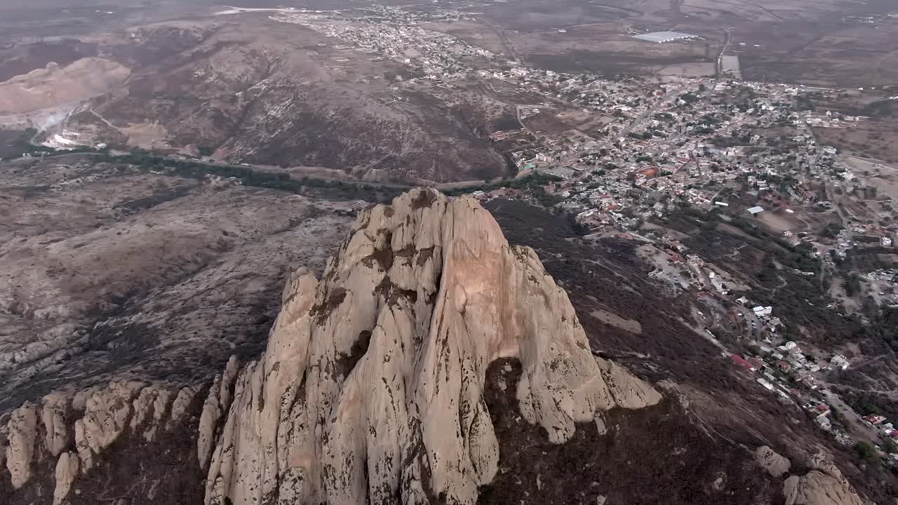 La Peña de Bernal che domina la città Pueblo Mágico di San Sebastián Bernal a Querétaro, Messico.