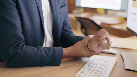 hombre de primer plano, dolor en la muñeca y lesión en la computadora