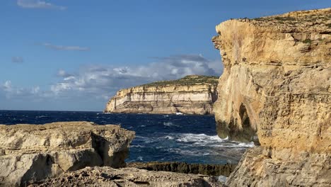 Las-Olas-Chocan-Contra-Los-Acantilados-De-Piedra-Caliza,-El-Agujero-Azul,-Gozo,-El-Sitio-De-La-Antigua-Ventana-Azul