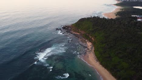 disparo de drones en la mañana sobre olas de arrecifes de surf en el océano pacífico forresters beach nsw costa central australia 3840x2160 4k