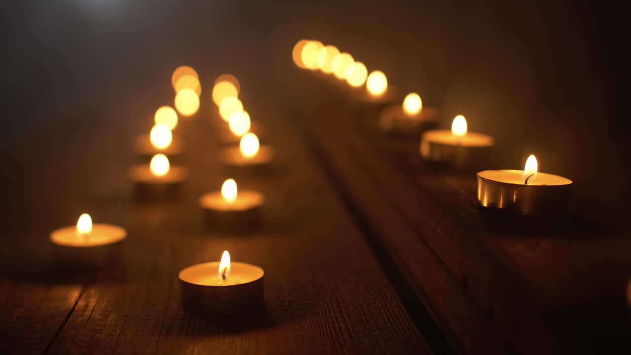 Primo piano di candele e fumo in una stanza buia. Sfondo ambient per cristianesimo, religione, sala di preghiera, sfondo per il culto