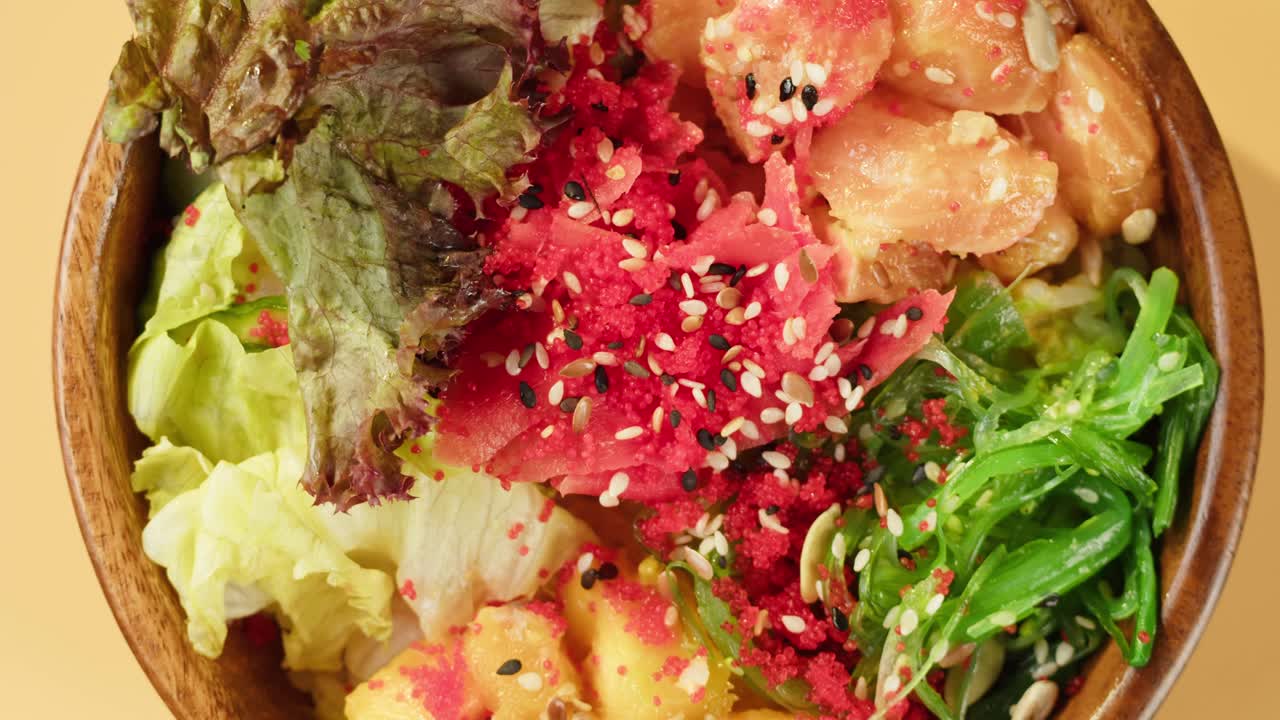 Eloisa Poke Bowl tuoreella lohella, tonnikalalla ja mangolla