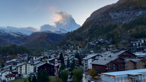 Unglaublich-Atemberaubender-Sonnenuntergang-Zermatt-Stadt-Gletscher-Gletschergipfel-Schweizer-Alpen-Berühmt-Toblerone-Matterhorn-Gipfel-Skigebiet-Alpines-Tal-Stadt-Landschaft-Luftbild-Drohne-Herbst-Schweiz-Schwenk-Nach-Links