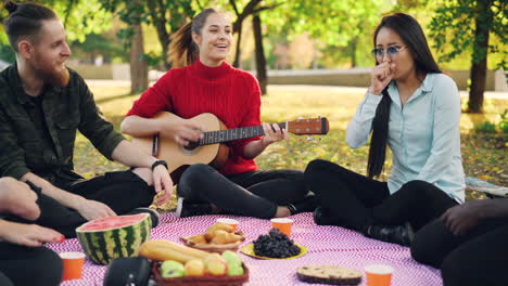 amigos disfrutando de un picnic en el parque