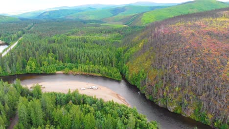 4K-Drohnenvideo-Eines-Campingplatzes-Am-Felsstrand-Des-Chena-River-Unter-Feuergeschädigten-Bergen-In-Der-Nähe-Der-Heißen-Quellen-Von-Chena,-Alaska