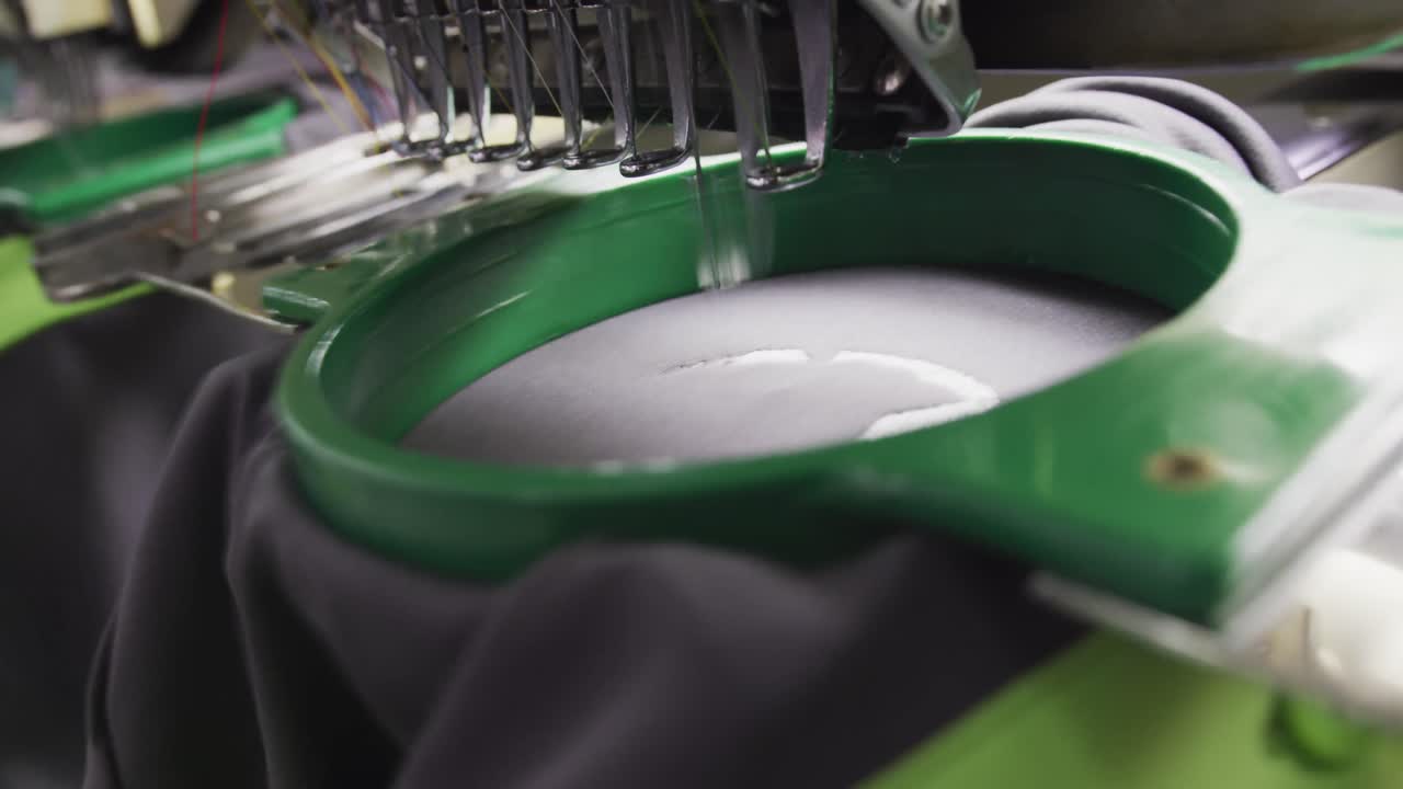 공장에서 옷을 제조하는 바느질 기계