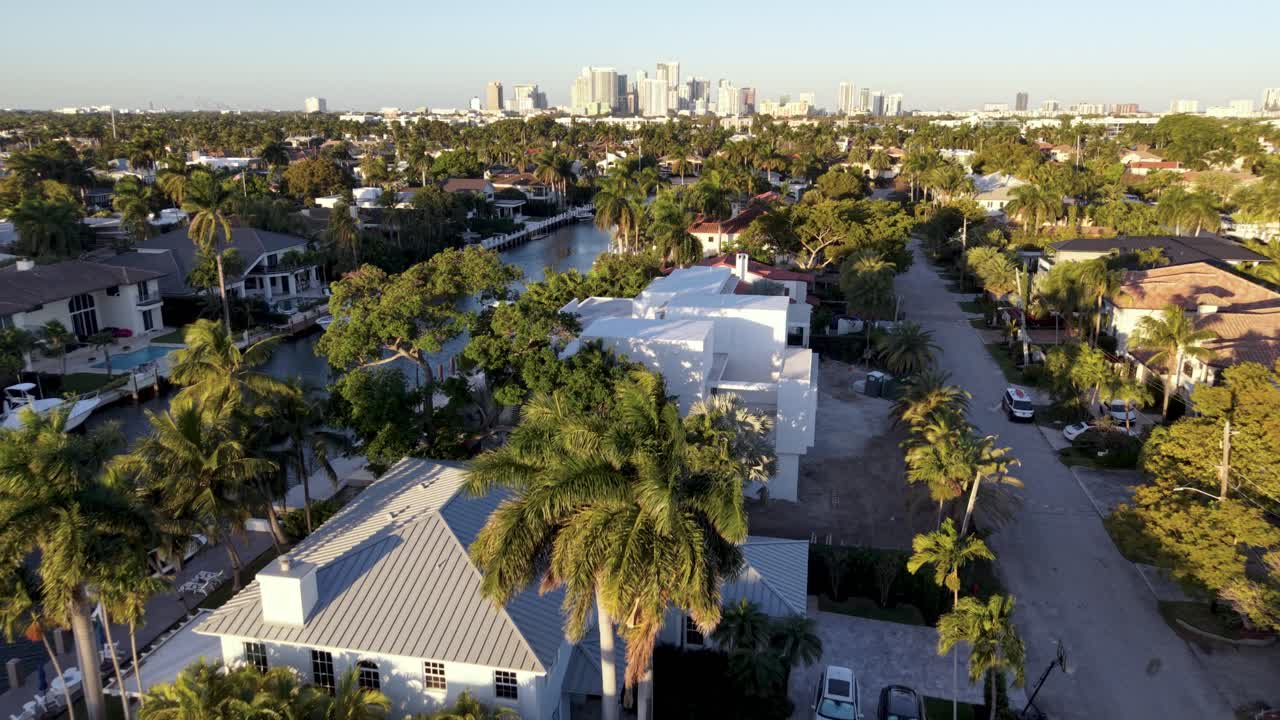 Inquadratura aerea in avvicinamento allo skyline di Fort Lauderdale
