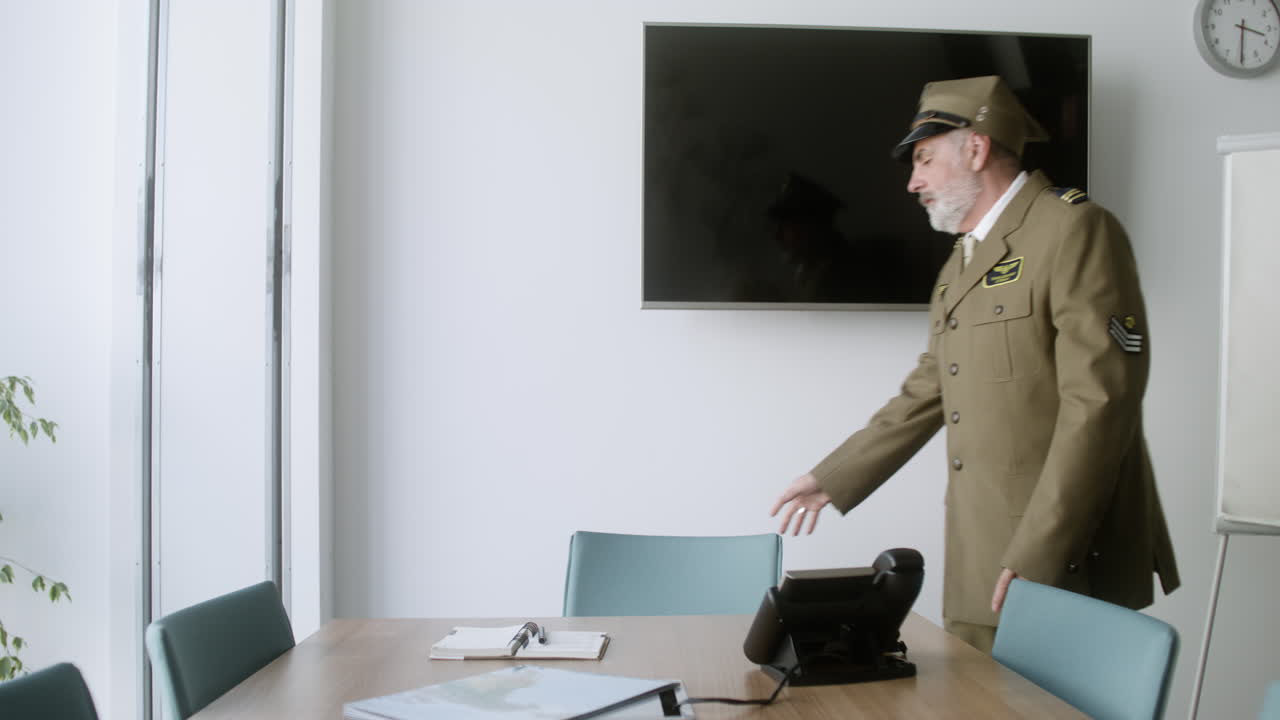 사무실에 들어오는 은이