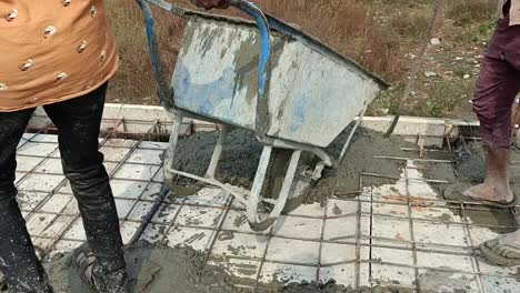 la mezcla de hormigón se alimenta de una hormigonera