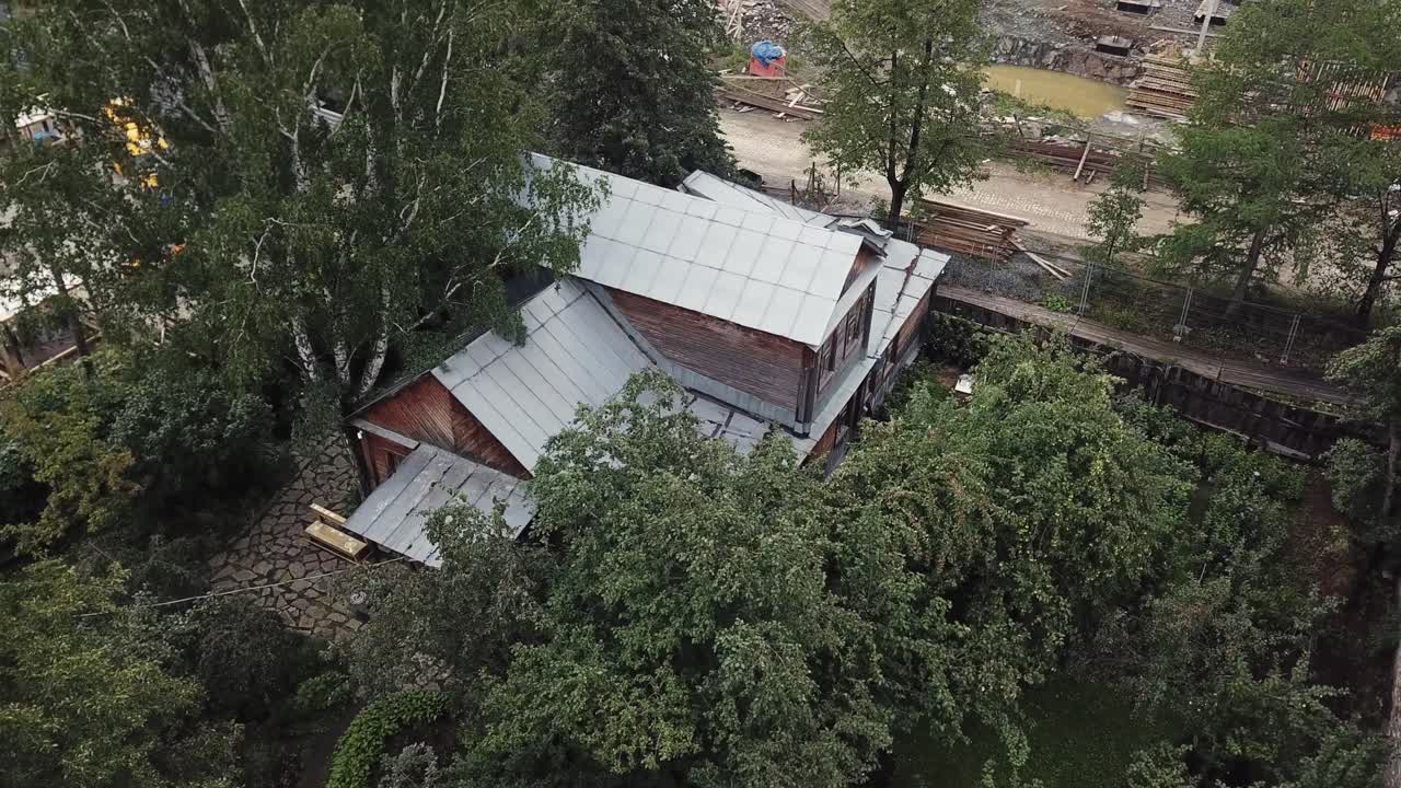 vieja casa de madera en un jardín con vista aérea