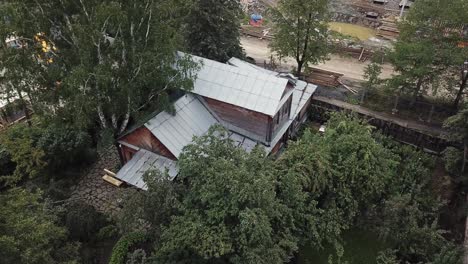 vieja casa de madera en un jardín con vista aérea