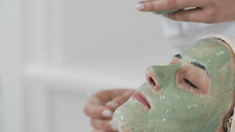 mujer recibiendo un tratamiento facial