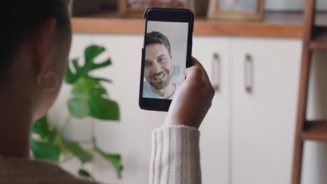 Mujer-Joven-Teniendo-Video-Chat-Usando-Un-Teléfono-Inteligente-En-Casa-Charlando-Con-Su-Novio-Lanzando-Un-Beso-Disfrutando-De-Una-Conversación-Compartiendo-Su-Estilo-De-Vida-Comunicándose-Con-Un-Teléfono-Móvil