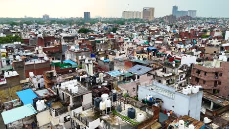 vista aérea de la extensa zona suburbana de nueva delhi, densamente poblada con casas y edificios