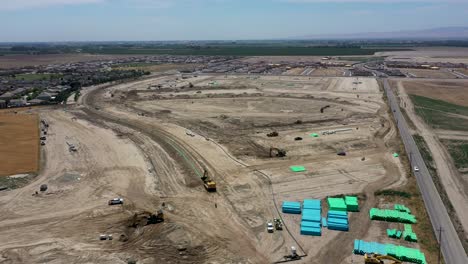 un alto vuelo de drones sobre un nuevo sitio de construcción de viviendas