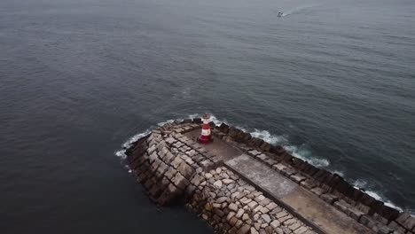 Drone-Disparó-Sobre-El-Faro-Con-Barco-Acercándose