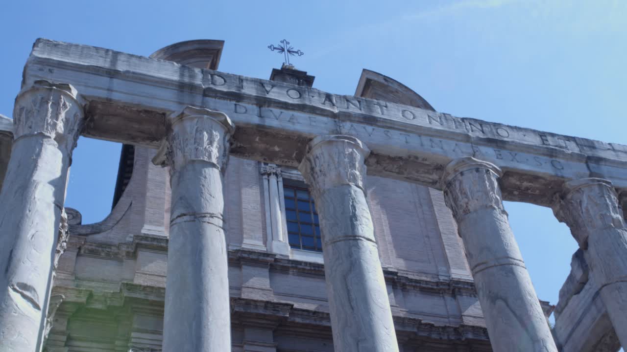 Maestose rovine di antichi templi romani con iscrizioni