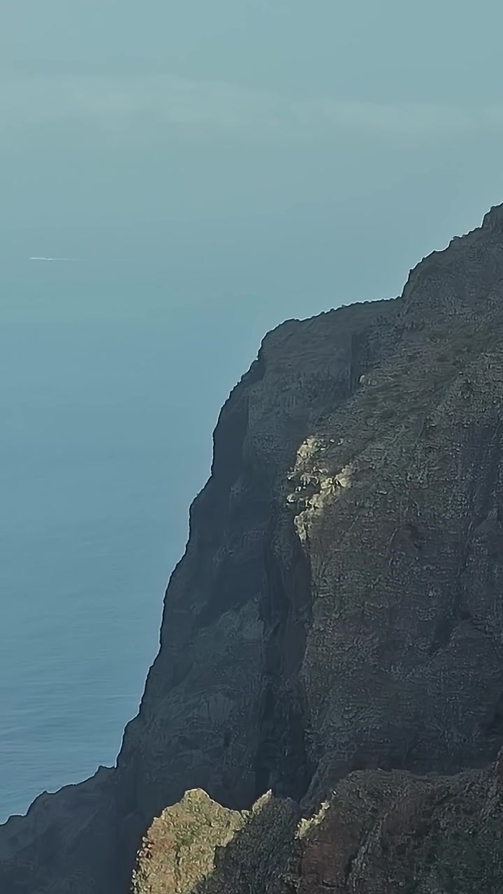 Bjerge møder havet ved Los Gigantes i Tenerife, Spanien om dagen