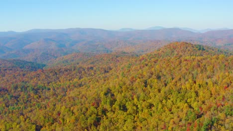 Volando-Lentamente-Sobre-Los-Hermosos-Colores-Del-Otoño-De-Las-Montañas-Del-Norte-De-Georgia