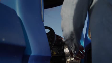 joven en un viaje por carretera en camioneta pick-up