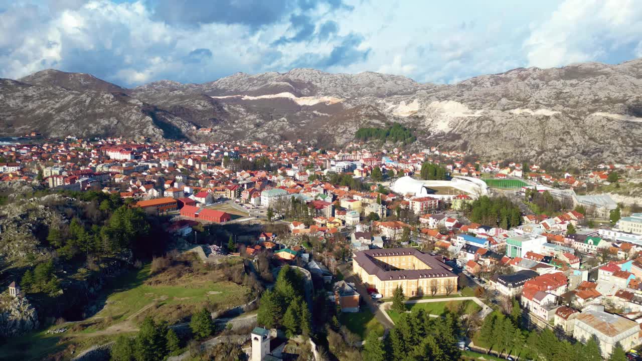 Plující mraky nad královským hlavním městem Cetinje, Černá Hora, Černá hora, Letecká panoramatická hyperčasosběr