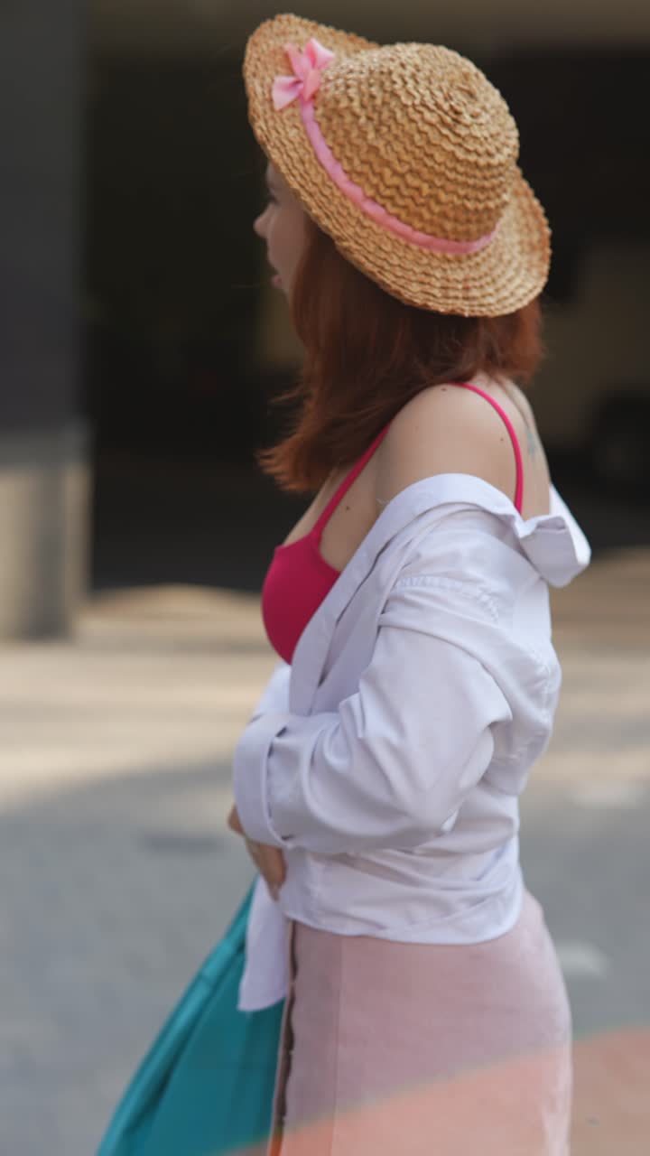 모자와 분홍색 옷을 입은 여자