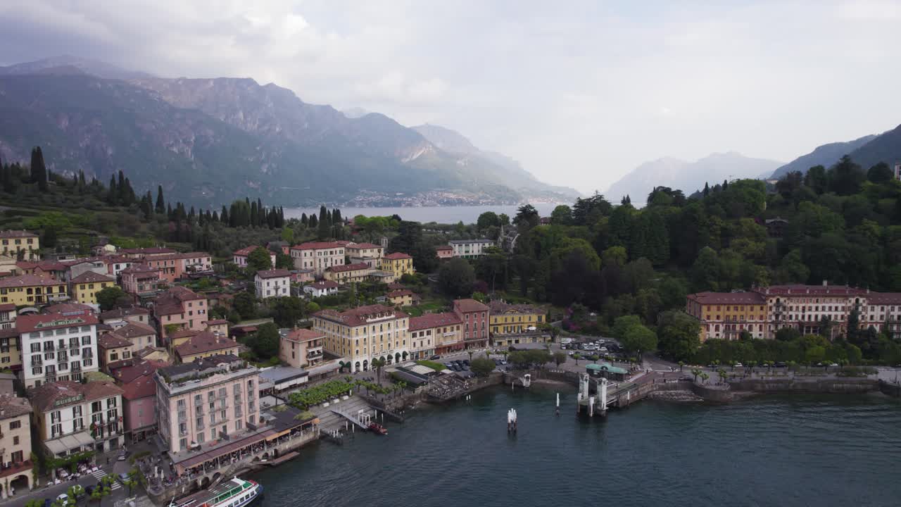 la ciudad frente al lago de bellagio con estación de ferry en el lago de como, norte de italia