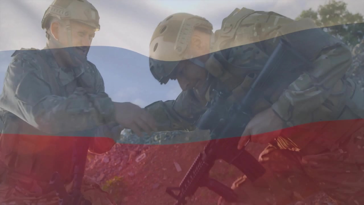 Soldat nærmer sig kammerat og trækker ham op ad stenet skråning med rifler til militærpatrulje