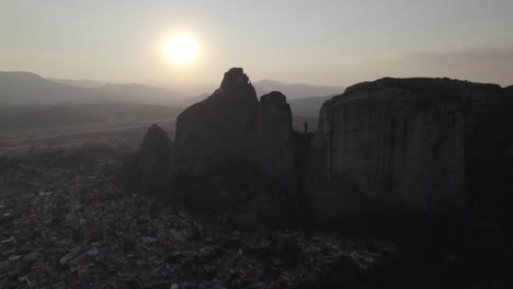 vista aérea sobre la ciudad de kalabaka al atardecer junto a monolitos de roca, grecia