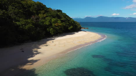 Aufschlussreiche-Drohnenaufnahme-Des-Wunderschönen-Tropischen-Strandes-Und-Des-Blauen-Wassers-Auf-Fitzroy-Island,-Australien