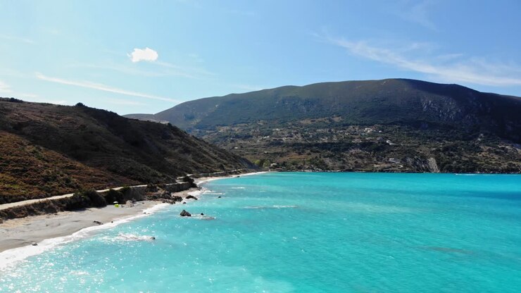 Paisagem insular pitoresca na Praia de Agia Kiriaki, em Cefalônia, Grécia - plano dolly aéreo.