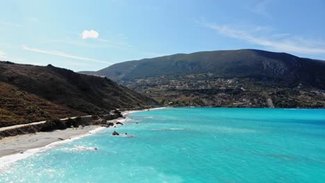 paisaje escénico de la isla en la playa de agia kiriaki en kefalonia grecia - toma aérea de carros