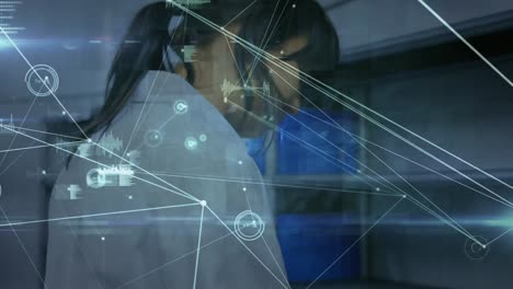 red de conexiones y procesamiento de datos contra mujeres científicas que trabajan en el laboratorio