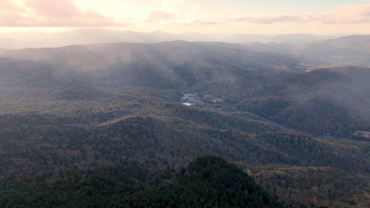volando a través de las nubes en las laderas de la montaña abuelo nc, carolina del norte