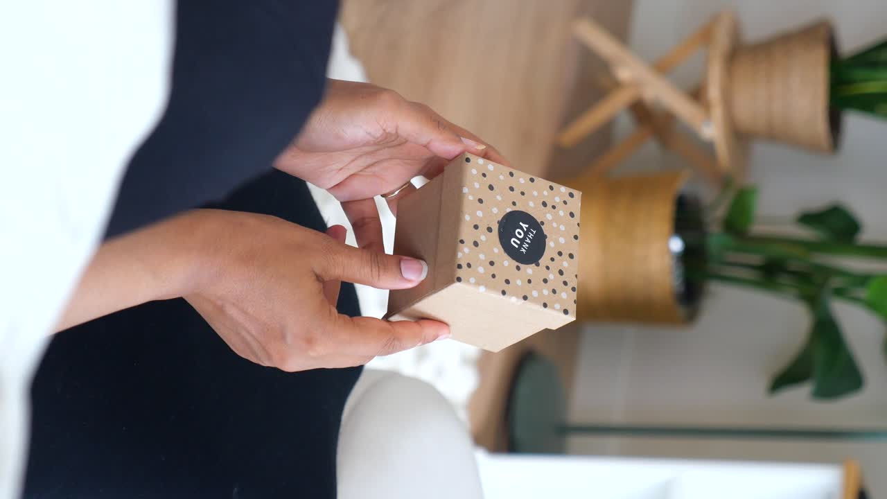 선물 상자를 들고 있는 손