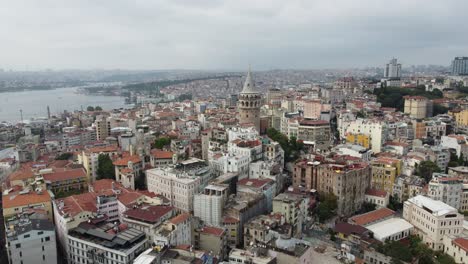 Luftaufnahme-Des-Galata-Turms-Mit-Dem-Stadtbild-Von-Istanbul-Und-Dem-Meer-Um-Ihn-Herum