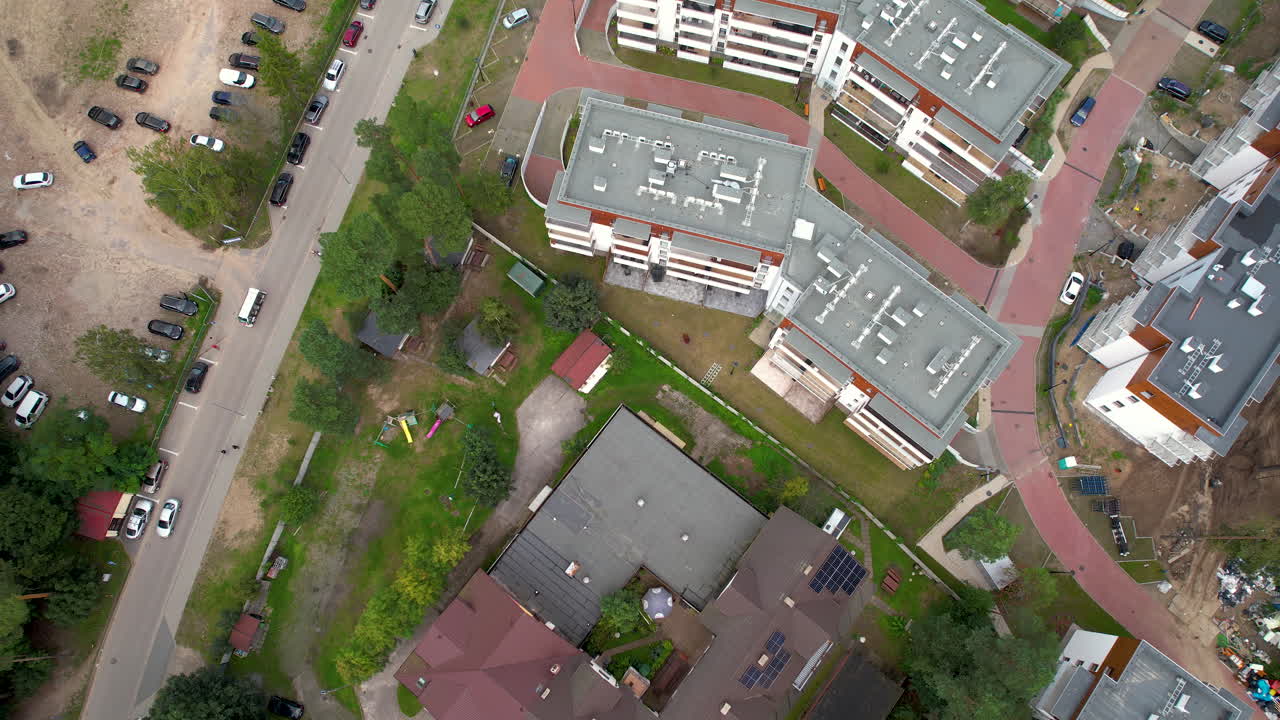 techo y techos de edificios de apartamentos en el pueblo de stegna en polonia