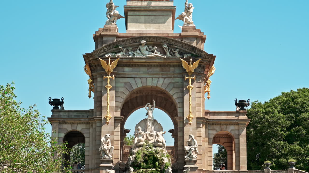 Fountain and arch with multiple statues on it in the Parc de la Ciutadella, Barcelona, Spain