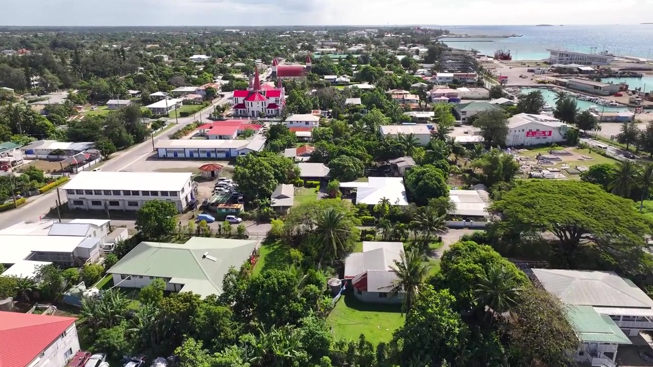 Sorvolo con drone di case sulla costa. Città di Nuku'alofa, capitale di Tonga. Isole del Pacifico, Polinesia.