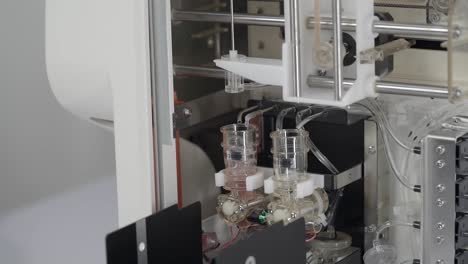 disparo de gimbal de cerca desde el interior de la sangre cbc máquina de trabajo