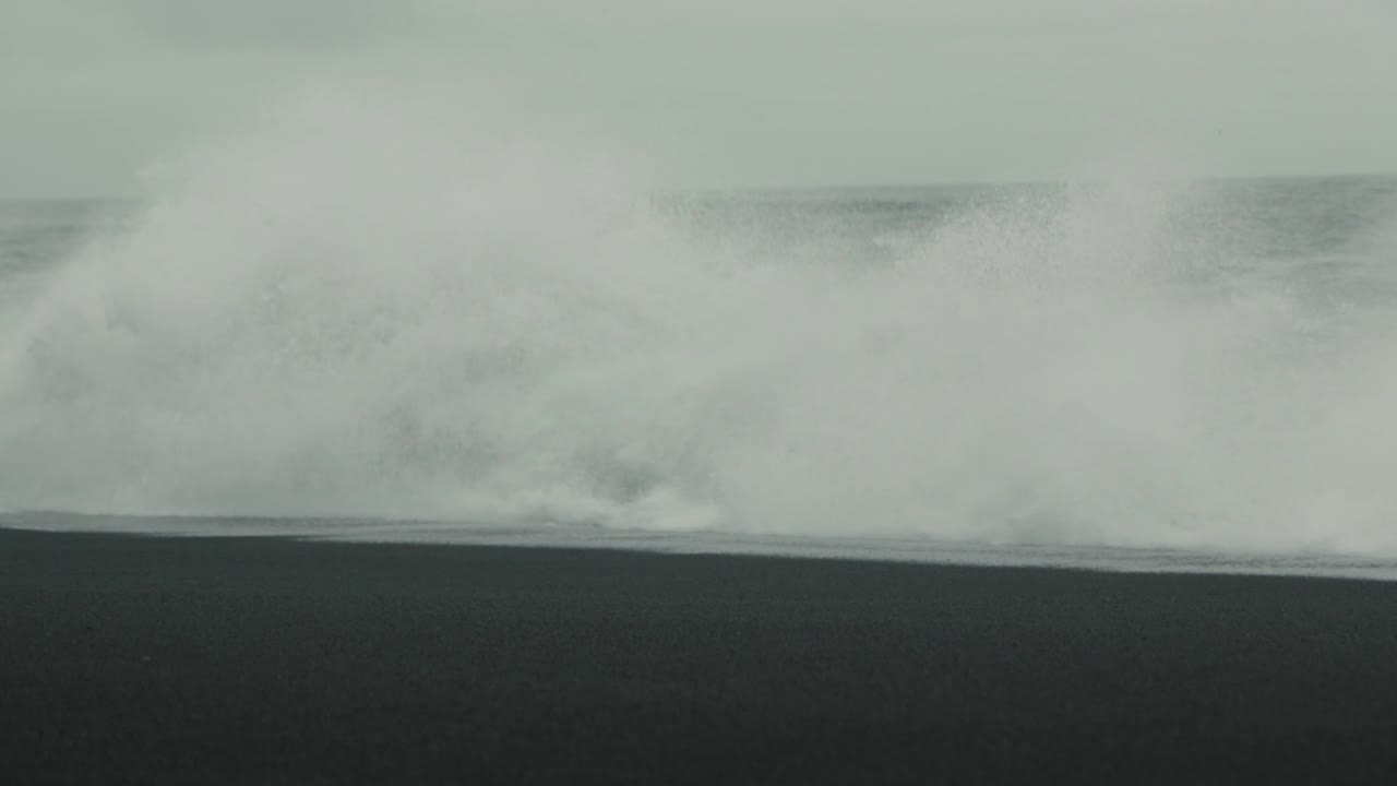 las olas rompen en una playa de arena negra en islandia